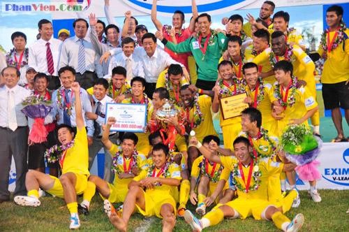 Với Sông Lam Nghệ An, Hoàng đã giành được chức vô địch V-League các mùa 1999/00, 2000/01 và 2010/11 và Cúp quốc gia năm 2002, 2010.